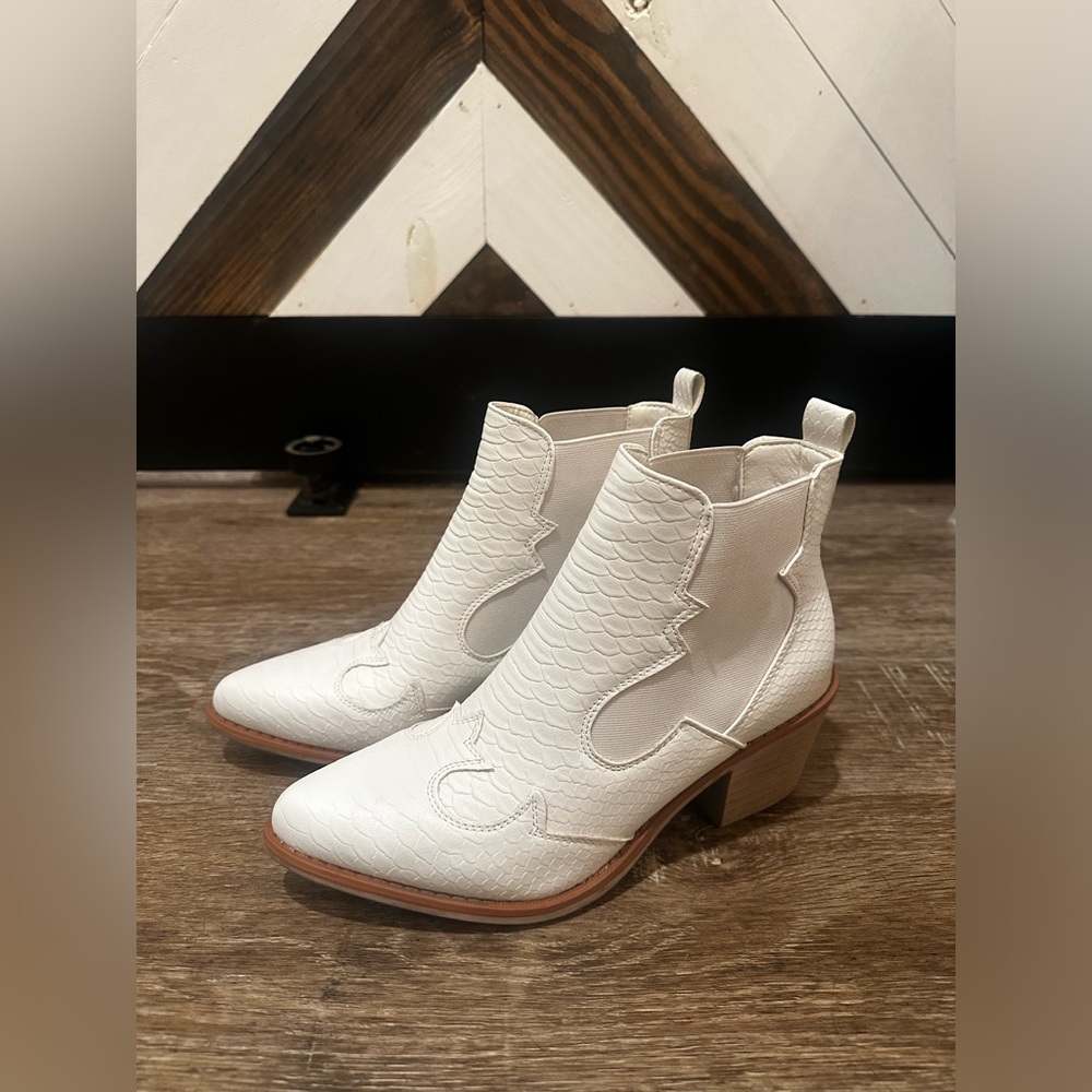 NWOT White Western Booties